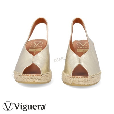 Sandálias femininas douradas com sola de cortiça e salto plataforma da marca Viguera