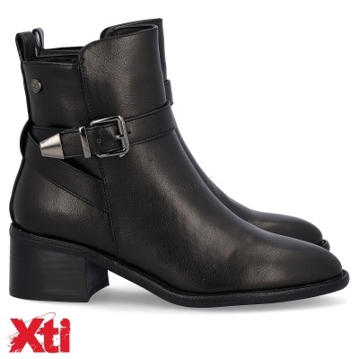 Botas pretas de couro sintético com salto quadrado e fivela prateada