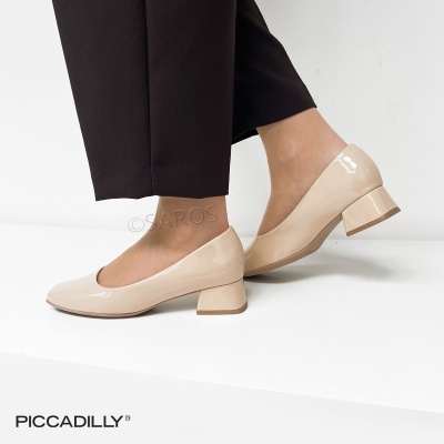 Sapatos bege de salto médio quadrado em verniz sobre superfície branca