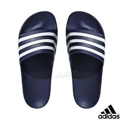Chinelos Adidas azuis com riscas brancas sobre fundo branco