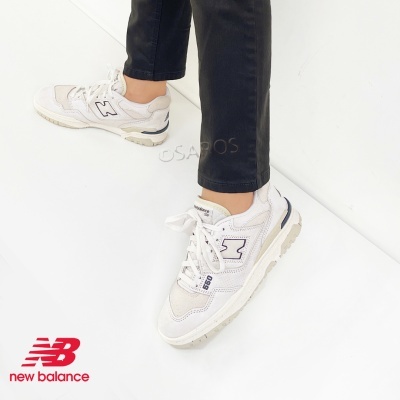 Ténis brancos New Balance modelo 550 com detalhes em azul