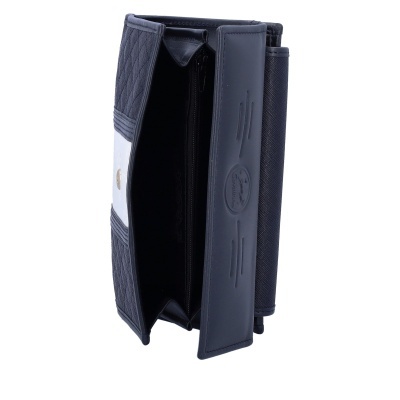 Carteira preta em couro e tecido com padrão matelassê e fecho metálico dourado