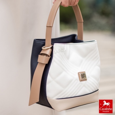 Mala de mão feminina Cavalinho em couro sintético bege, branco e preto com relevo e detalhe metálico dourado