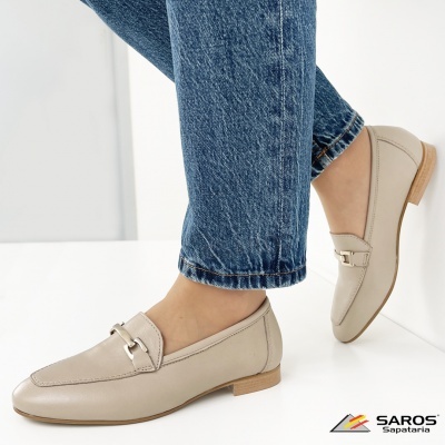 Mocassins bege em pele com fivela metálica usados com jeans azuis