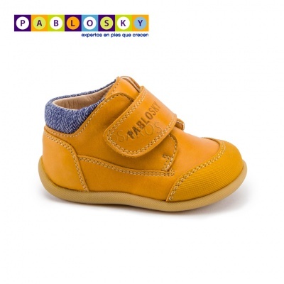 Sapato infantil amarelo Pablosky com fecho de velcro e detalhe azul
