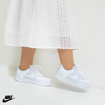 Sapatilhas Nike brancas e azuis claras em couro e tecido com sola branca e atacadores brancos