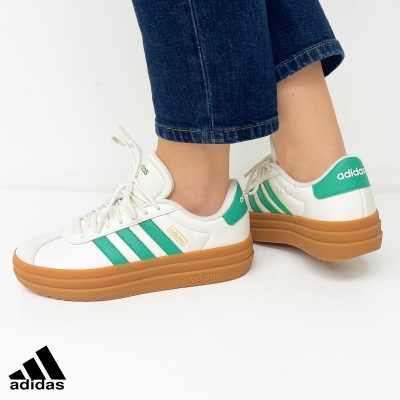 Ténis Adidas brancos com riscas verdes e sola castanha