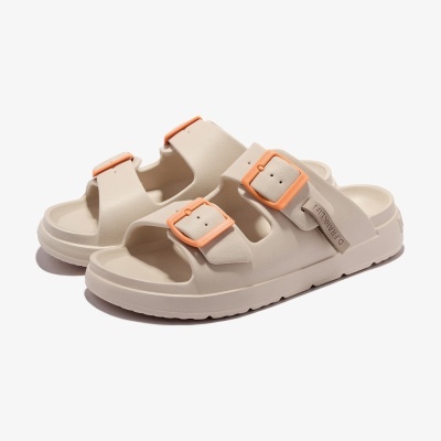 Sandálias bege com fivelas laranja e etiqueta DR.FRANKLIN