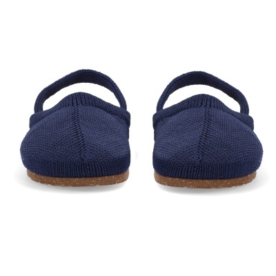 Sapatos de tecido azul escuro com sola castanha