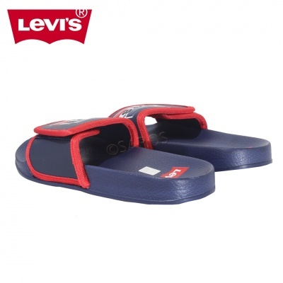 Chinelos Levi's azuis com detalhes vermelhos e logo visível