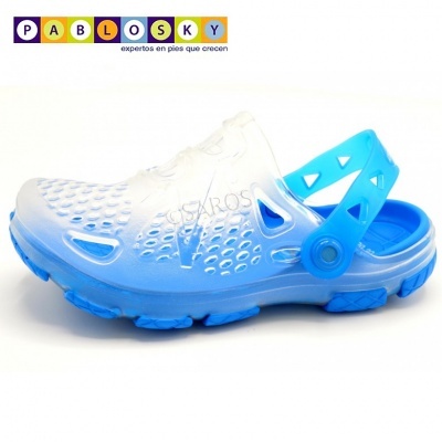 Chinelo plástico translúcido azul com padrões e tira traseira ajustável