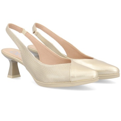 Sapatos de salto médio creme com tiras atrás e textura tipo escala.