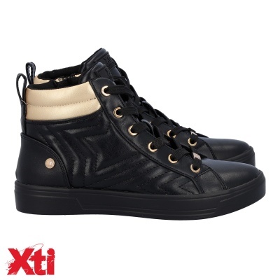 Ténis altos pretos com detalhes bege e cadarços pretos.