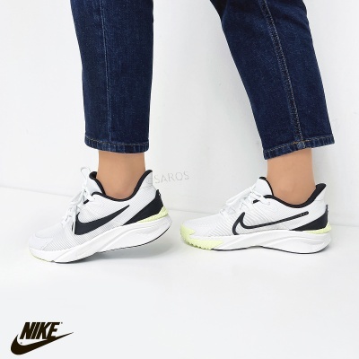 Ténis desportivos Nike brancos com detalhes pretos e amarelo claro