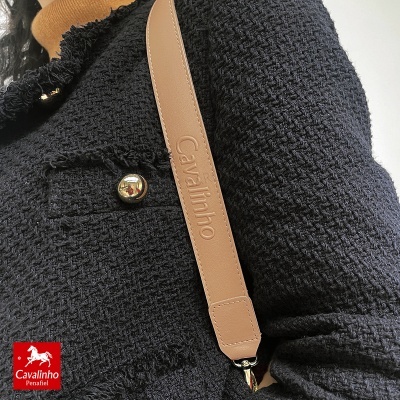 Alça de couro bege com gravação Cavalinho sobre tecido preto entrelaçado