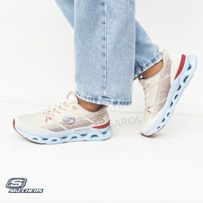 Ténis desportivos Skechers bege com sola branca e azul claro usados com calças de ganga