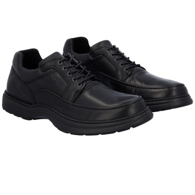Sapatos pretos de couro com atacadores e sola grossa