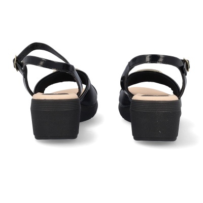 Sandálias pretas de salto quintado com tiras verniz e fivela