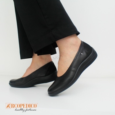 Sapatos femininos pretos Arcopedico, couro, sola preta, design anatómico