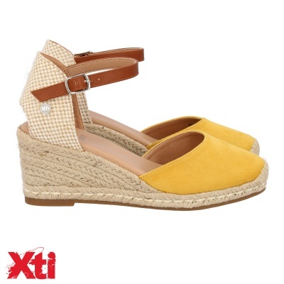 Sandálias de cunha amarelas com padrão xadrez e tiras castanho claro