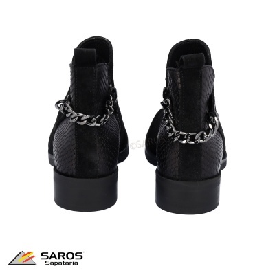 Botins pretos femininos com corrente metálica e fundo branco