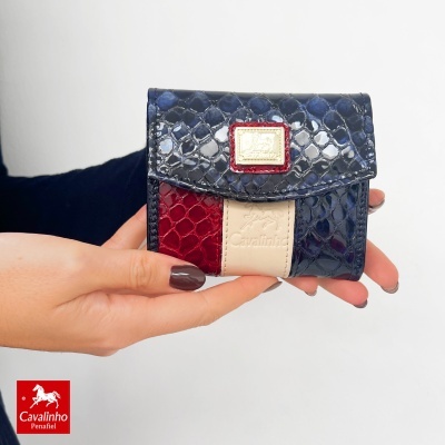 Carteira Cavalinho com textura de pele e cores azul, vermelho e bege