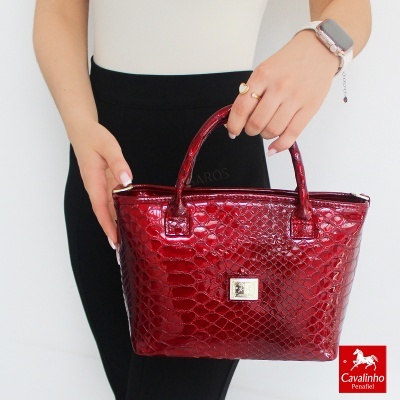 Mala de mão vermelha brilhante com textura de pele de crocodilo e chapa metálica dourada
