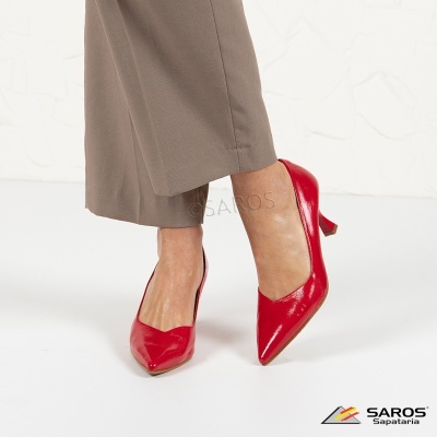 Sapatos de salto médio em verniz vermelho com bico fino