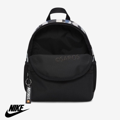 Mochila preta e cinza com bolso frontal e etiqueta Nike