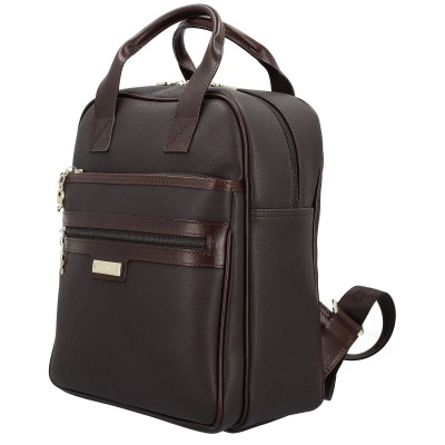 Mochila castanha escura com bolso frontal e alças ajustáveis.