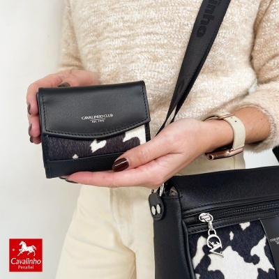 Carteira preta com padrão animal print e inscrição Cavalinho Club