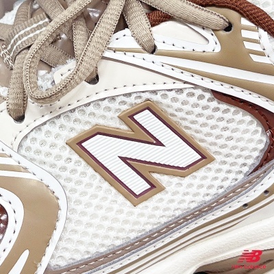 Ténis New Balance bege branco castanho com logo e atacadores