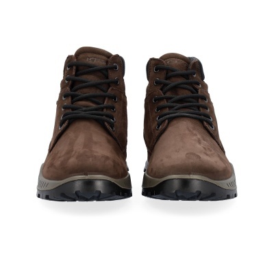 Botas castanhas com atacadores pretos vistas de frente sobre fundo branco