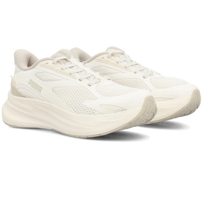 Sapatilhas desportivas creme da Puma sobre fundo branco