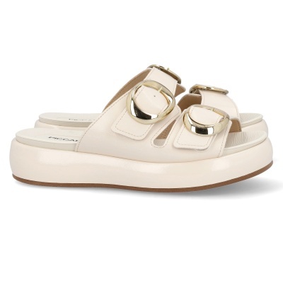 Sandálias creme com duas fivelas douradas e sola grossa.