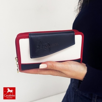 Carteira em tecido branco com detalhes em pele navy e vermelho, logo Cavalinho Penafiel em relevo.