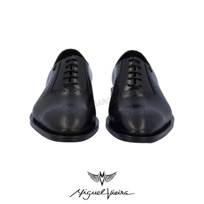 Sapatos sociais pretos em pele com acabamento perfurado decorativo