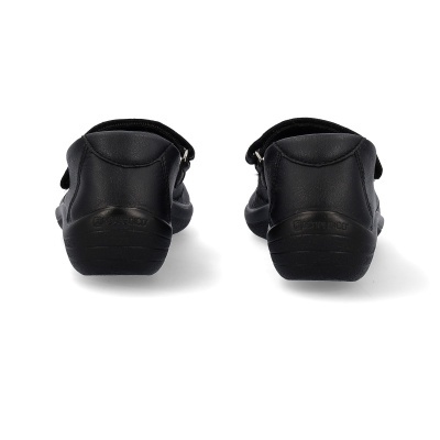 Sapatos pretos em pele vistos de trás com logótipo na sola