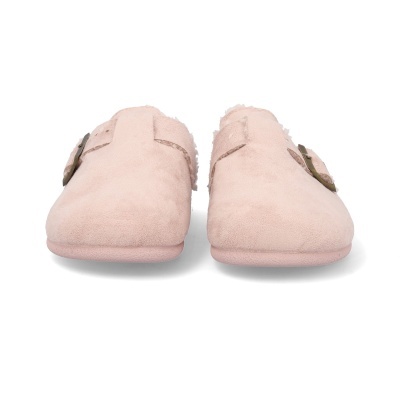 Chinelos cor de rosa com fivela e interior peludo