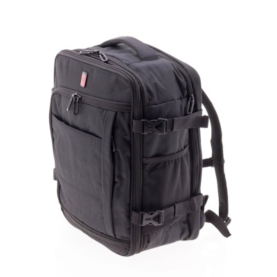 Mochila preta de tecido com fechos e alças ajustáveis