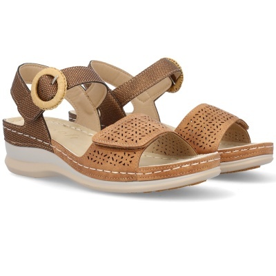 Par de sandálias castanhas com velcro e fivela circular decorativa.