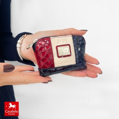 Carteira pequena tricolor com textura de crocodilo e etiqueta metálica Cavalinho