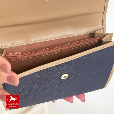 Carteira azul escuro e bege com fecho, com compartimento interno e logotipo Cavalinho Penafiel