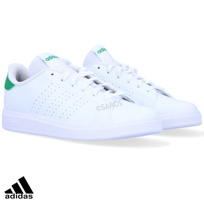 Sapatilhas Adidas brancas com detalhes verdes e logo preto