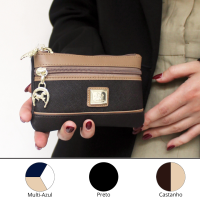 Carteira pequena preta e castanha com fecho e pendente metálico