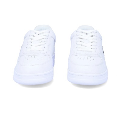 Par de ténis brancos com cadarços