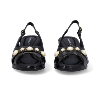 Sandálias pretas com pérolas douradas e fecho ajustável