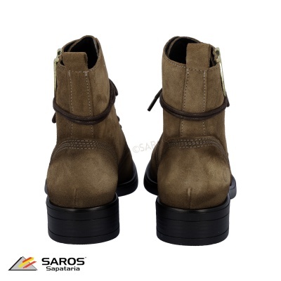 Botas castanhas de camurça com sola preta vistas de trás