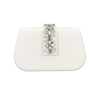 Carteira de mão branca com adornos brilhantes