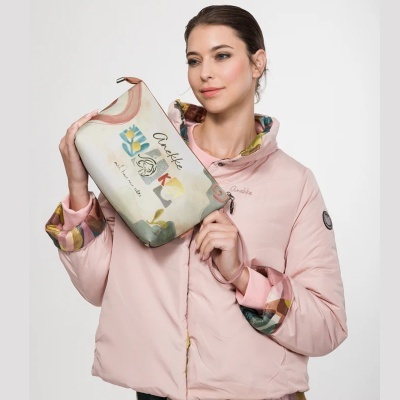 Mulher com casaco rosa e bolsa estampada Anekke